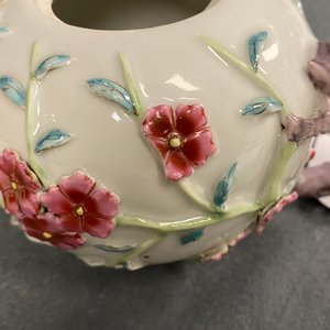 Une paire de théières en porcelaine de Chine famille rose à décor floral en relief, Yongzheng — photo 15