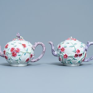 Une paire de théières en porcelaine de Chine famille rose à décor floral en relief, Yongzheng — photo 2