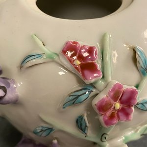 Une paire de théières en porcelaine de Chine famille rose à décor floral en relief, Yongzheng — photo 26