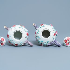 Une paire de théières en porcelaine de Chine famille rose à décor floral en relief, Yongzheng — photo 6
