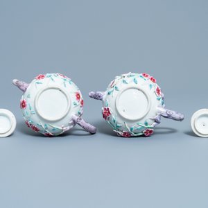 Une paire de théières en porcelaine de Chine famille rose à décor floral en relief, Yongzheng — photo 7
