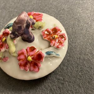 Une paire de théières en porcelaine de Chine famille rose à décor floral en relief, Yongzheng — photo 8