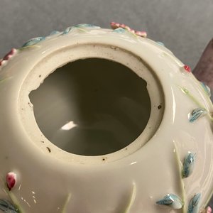 Une paire de théières en porcelaine de Chine famille rose à décor floral en relief, Yongzheng — photo 9