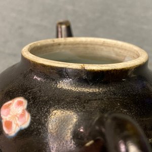 Une paire de théières en porcelaine de Chine famille rose sur fond noir, Yongzheng/Qianlong — photo 12