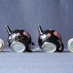 Une paire de théières en porcelaine de Chine famille rose sur fond noir, Yongzheng/Qianlong — photo 16