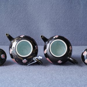 Une paire de théières en porcelaine de Chine famille rose sur fond noir, Yongzheng/Qianlong — photo 17
