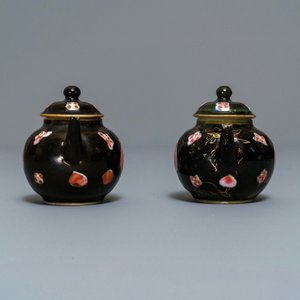 Une paire de théières en porcelaine de Chine famille rose sur fond noir, Yongzheng/Qianlong — photo 3