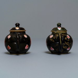 Une paire de théières en porcelaine de Chine famille rose sur fond noir, Yongzheng/Qianlong — photo 5