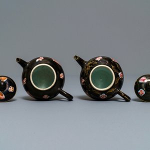 Une paire de théières en porcelaine de Chine famille rose sur fond noir, Yongzheng/Qianlong — photo 6