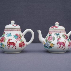 Une paire de théières en porcelaine de Chine famille rose, Yongzheng — photo 8