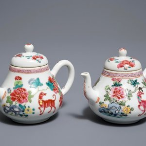Une paire de théières en porcelaine de Chine famille rose, Yongzheng — photo 1