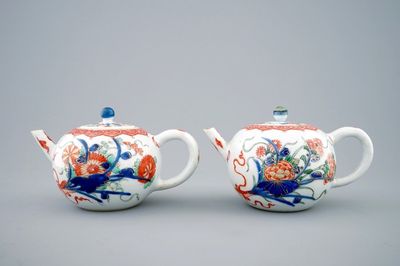 Une paire de théières en porcelaine de Chine verte-Imari, Kangxi