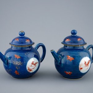 Une paire de théières miniatures à fond bleu poudré à décor de coqs, Kangxi — photo 1