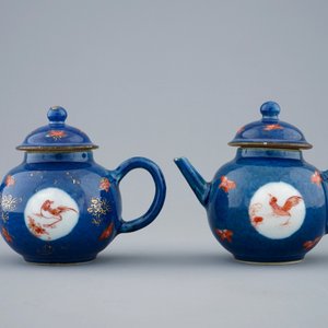 Une paire de théières miniatures à fond bleu poudré à décor de coqs, Kangxi — photo 3