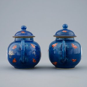 Une paire de théières miniatures à fond bleu poudré à décor de coqs, Kangxi — photo 4