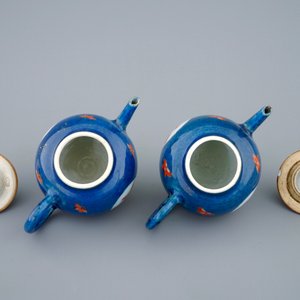 Une paire de théières miniatures à fond bleu poudré à décor de coqs, Kangxi — photo 6
