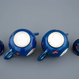 Une paire de théières miniatures à fond bleu poudré à décor de coqs, Kangxi — photo 7