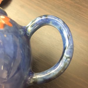 Une paire de théières miniatures à fond bleu poudré à décor de coqs, Kangxi — photo 9