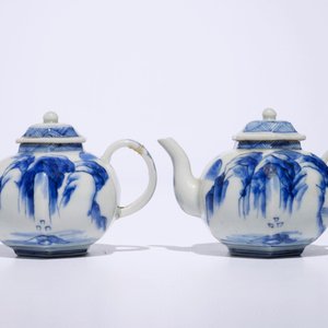 Une paire de théières miniatures en porcelaine bleu et blanc d'Arita, Japon, Edo, 17ème — photo 2