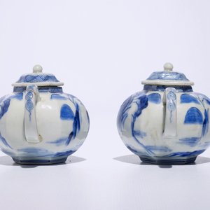 Une paire de théières miniatures en porcelaine bleu et blanc d'Arita, Japon, Edo, 17ème — photo 3