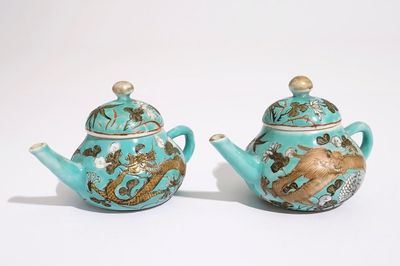 Une paire de théières miniatures en porcelaine de Chine de style Dayazhai, 19ème