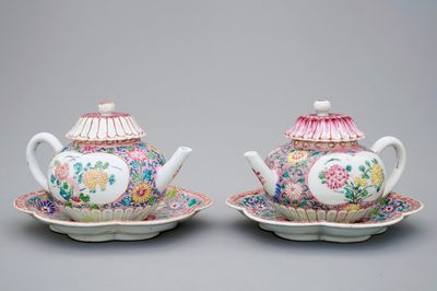 Une paire de théières sur présentoirs en porcelaine famille rose, Yongzheng/Qianlong, 18ème