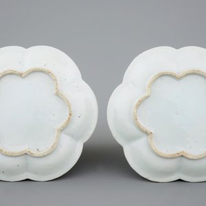 Une paire de théières sur présentoirs en porcelaine famille rose, Yongzheng/Qianlong, 18ème — photo 3