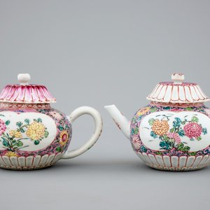 Une paire de théières sur présentoirs en porcelaine famille rose, Yongzheng/Qianlong, 18ème — photo 4