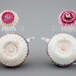 Une paire de théières sur présentoirs en porcelaine famille rose, Yongzheng/Qianlong, 18ème — photo 9