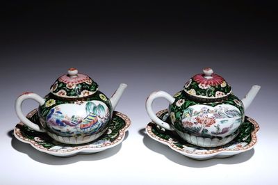 Une paire de théières sur supports en porcelaine de Chine famille noire, Yongzheng
