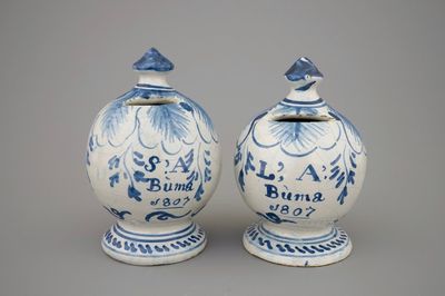 Une paire de tirelires datées 1807 en faïence de Makkum, la Frise
