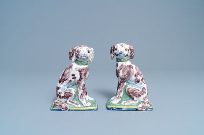 Une paire de tirelires en forme de chien en faïence de Delft polychrome, 18ème