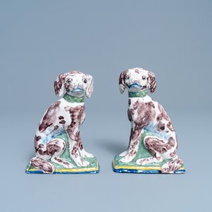 Une paire de tirelires en forme de chien en faïence de Delft polychrome, 18ème — photo 1