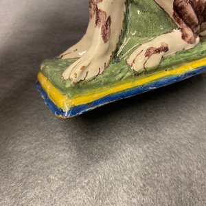 Une paire de tirelires en forme de chien en faïence de Delft polychrome, 18ème — photo 11