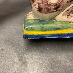Une paire de tirelires en forme de chien en faïence de Delft polychrome, 18ème — photo 12