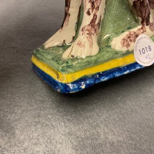 Une paire de tirelires en forme de chien en faïence de Delft polychrome, 18ème — photo 16