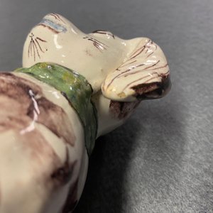 Une paire de tirelires en forme de chien en faïence de Delft polychrome, 18ème — photo 7