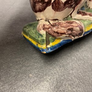 Une paire de tirelires en forme de chien en faïence de Delft polychrome, 18ème — photo 8