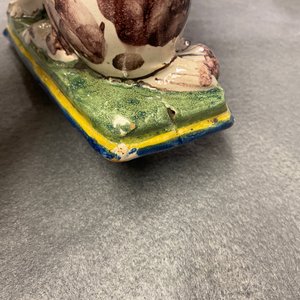 Une paire de tirelires en forme de chien en faïence de Delft polychrome, 18ème — photo 9