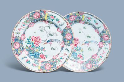 Une paire de très grands plats en porcelaine de Chine famille rose, Yongzheng
