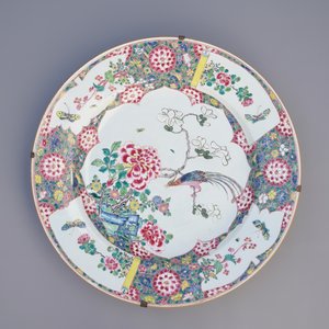Une paire de très grands plats en porcelaine de Chine famille rose, Yongzheng — photo 6