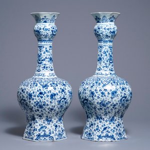 Une paire de très grands vases en faïence de Delft bleu et blanc, début du 18ème — photo 1