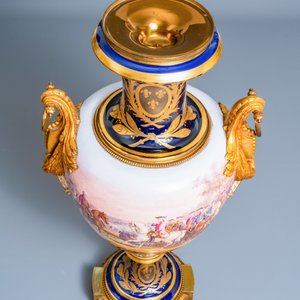 Une paire de très grands vases en porcelaine dans le style de Sèvres aux montures en bronze doré, signés Desprez, France, 19ème — photo 11