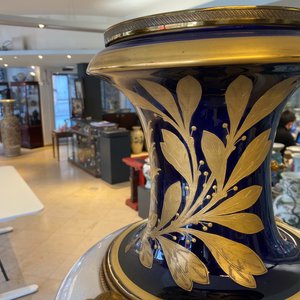 Une paire de très grands vases en porcelaine dans le style de Sèvres aux montures en bronze doré, signés Desprez, France, 19ème — photo 40