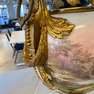 Une paire de très grands vases en porcelaine dans le style de Sèvres aux montures en bronze doré, signés Desprez, France, 19ème — photo 42