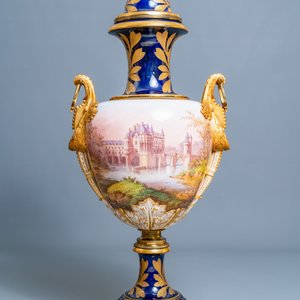 Une paire de très grands vases en porcelaine dans le style de Sèvres aux montures en bronze doré, signés Desprez, France, 19ème — photo 5