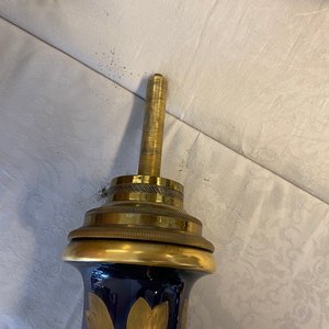Une paire de très grands vases en porcelaine dans le style de Sèvres aux montures en bronze doré, signés Desprez, France, 19ème — photo 55