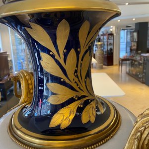 Une paire de très grands vases en porcelaine dans le style de Sèvres aux montures en bronze doré, signés Desprez, France, 19ème — photo 39