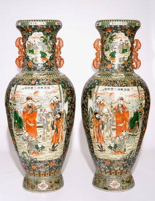 Une paire de très grands vases en porcelaine de Chine, 20ème