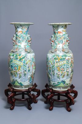 Une paire de très grands vases en porcelaine de Chine famille verte, 19ème